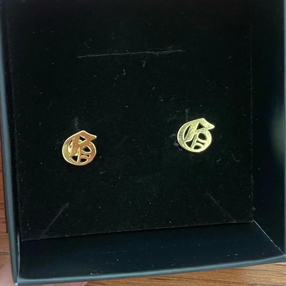 THE M JEWELERS G The Gothic Initial Stud Earrings Uppercase Gold